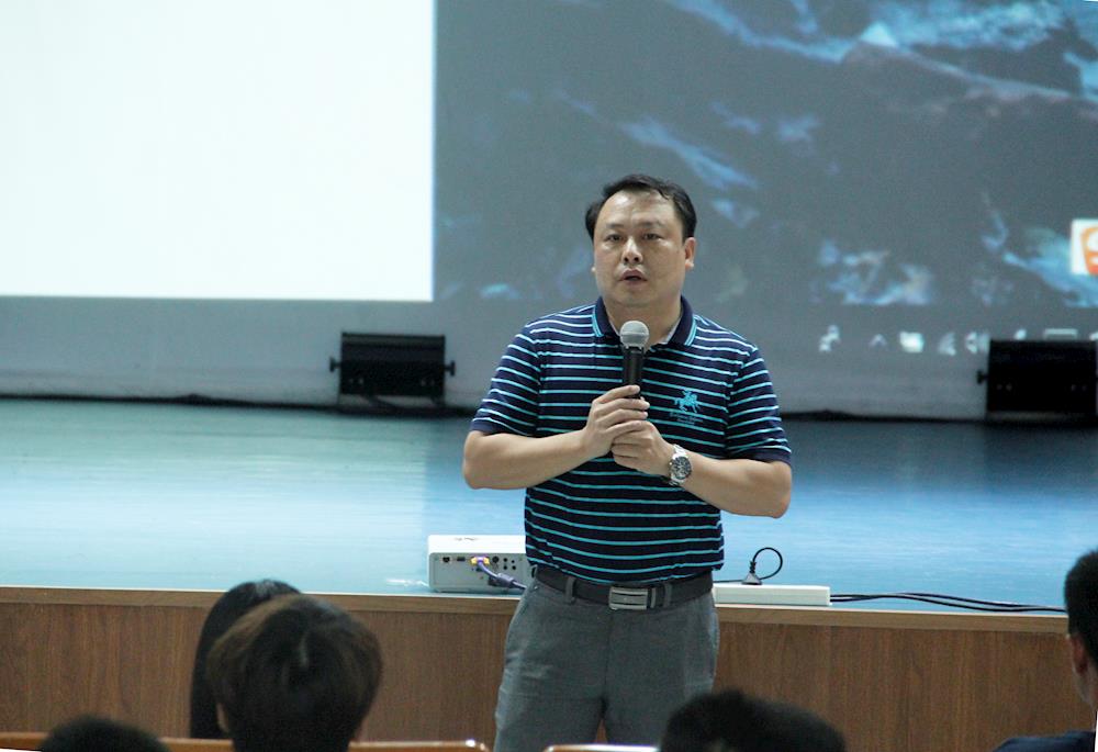 学院党委书记陆生发主持讲座南宁高新消防大队消防中队莫宗茂警官主讲